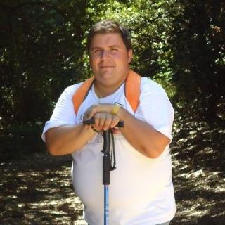 Giovani volontari che festeggiano durante il Cantamaggio