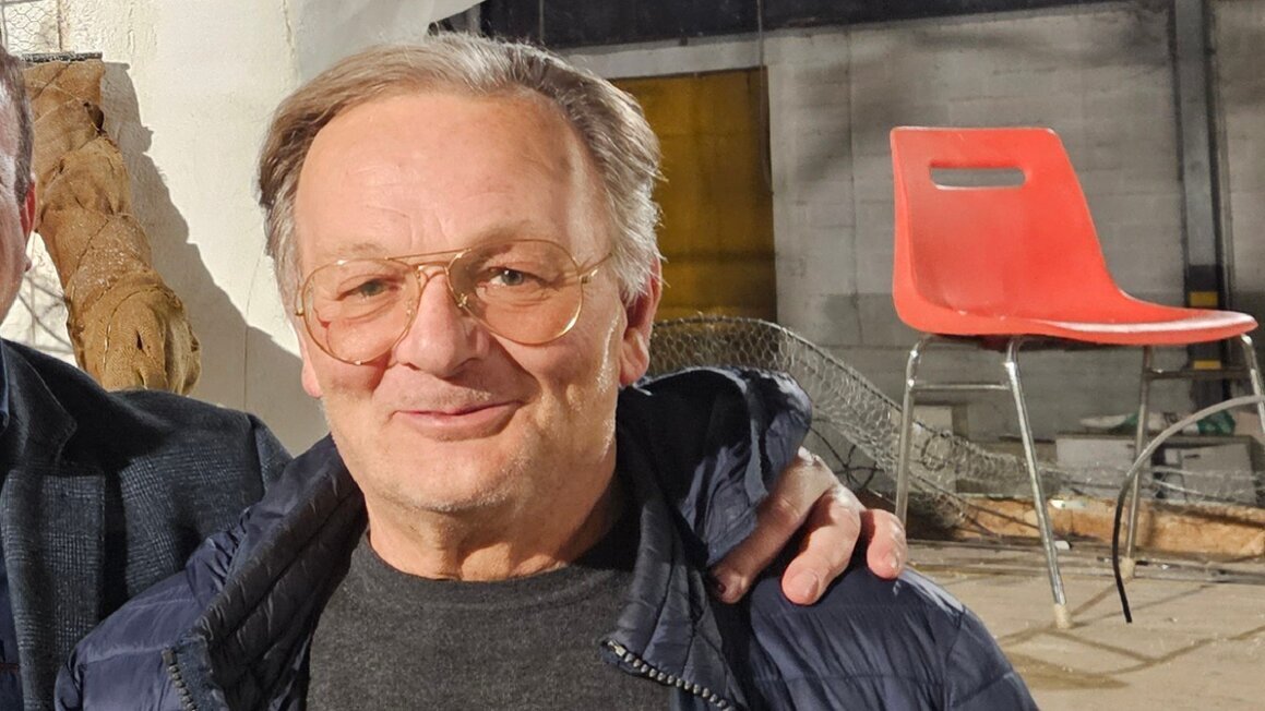 Giovani volontari che festeggiano durante il Cantamaggio
